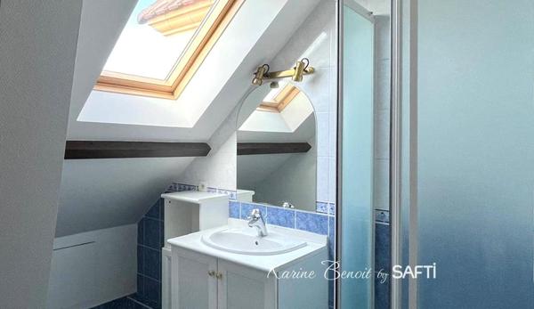 Maison traditionnelle, offrant un cadre de vie idyllique à la campagne, proche des commodités