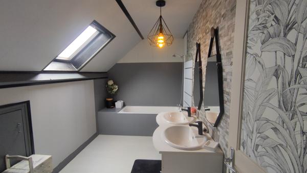 Maison
         6 pièces
        - 147 m² 237 000 € *