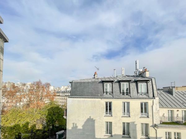 Paris 9ème - À VENDRE - Beau studio meublé en mezzanine de 26,28 m²