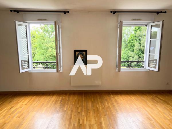 Appartement de charme au dernier étage. Calme, lumière et vue dégagée €315 000 ** - Référence 1269