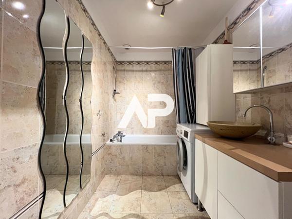 Appartement de charme au dernier étage. Calme, lumière et vue dégagée €315 000 ** - Référence 1269