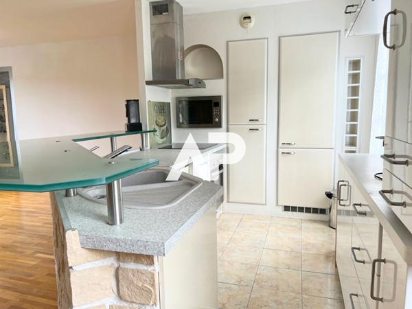 Appartement de charme au dernier étage. Calme, lumière et vue dégagée €315 000 ** - Référence 1269