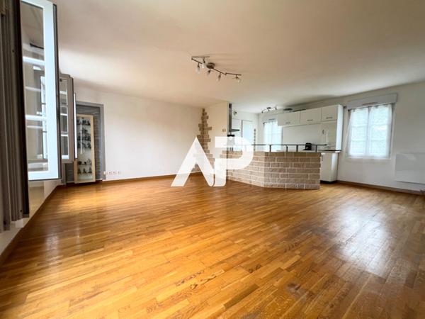 Appartement de charme au dernier étage. Calme, lumière et vue dégagée €315 000 ** - Référence 1269