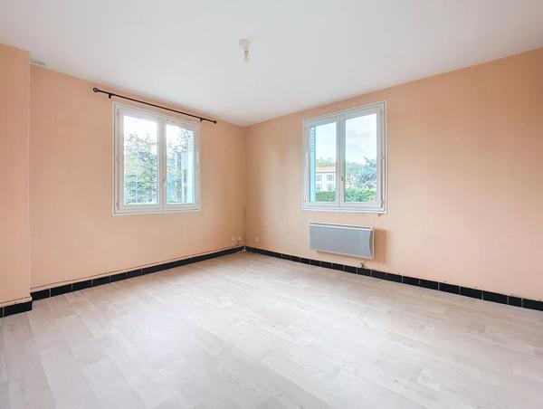 Exclusivité Nestenn Immobilier. Au centre-ville de Castanet-Tolosan. Appartement T3 à vendre avec balcon, jardin et 2 parkings.