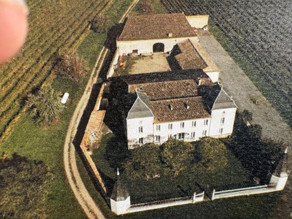 Château  dominant les côteaux DE L'ENTRE DEUX MERS