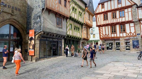 VANNES intra-muros : beaucoup de cachet pour ce local commercial !