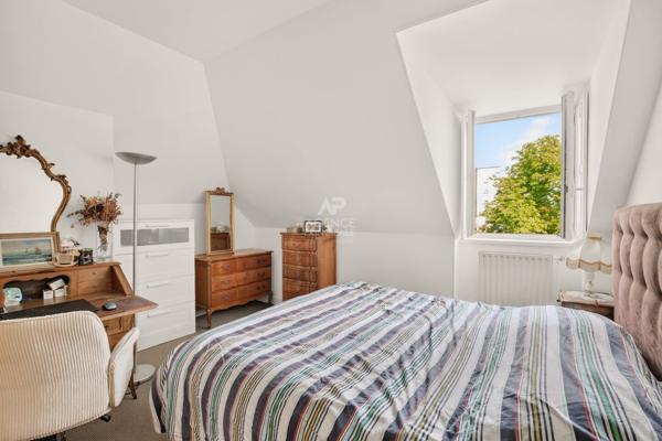 Versailles Parc appartement 4 pièces 96 m² au sol (85.97 m² carrez) situé au3ème et dernier étage avec ascenseur, cave et deux places de parking 840 000 € **  - Référence  28251