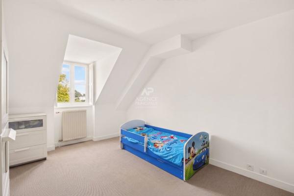 Versailles Parc appartement 4 pièces 96 m² au sol (85.97 m² carrez) situé au3ème et dernier étage avec ascenseur, cave et deux places de parking 840 000 € **  - Référence  28251