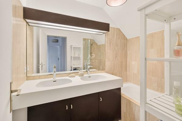 Versailles Parc appartement 4 pièces 96 m² au sol (85.97 m² carrez) situé au3ème et dernier étage avec ascenseur, cave et deux places de parking 840 000 € **  - Référence  28251