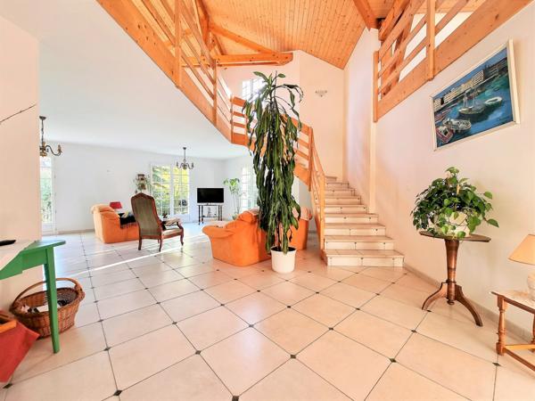 Grilly (01220) MAISON 8 PIECES, 4 CHAMBRES + TERRAIN & ESPACE PROFESSIONNEL – Z.A GRILLY (01220)