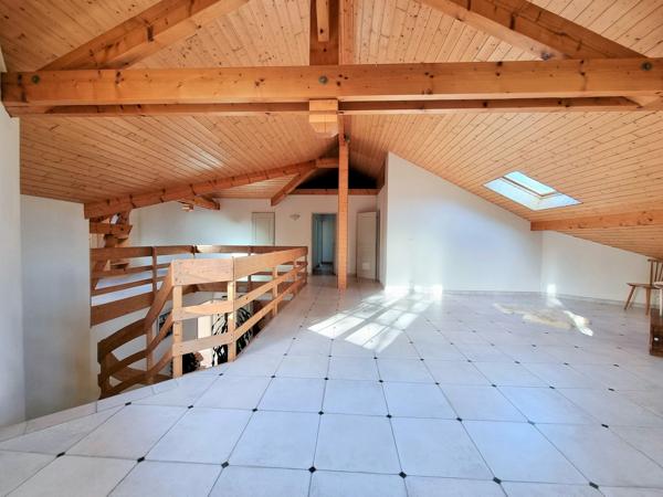 Grilly (01220) MAISON 8 PIECES, 4 CHAMBRES + TERRAIN & ESPACE PROFESSIONNEL – Z.A GRILLY (01220)