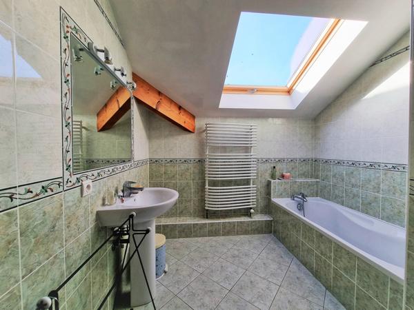 Grilly (01220) MAISON 8 PIECES, 4 CHAMBRES + TERRAIN & ESPACE PROFESSIONNEL – Z.A GRILLY (01220)