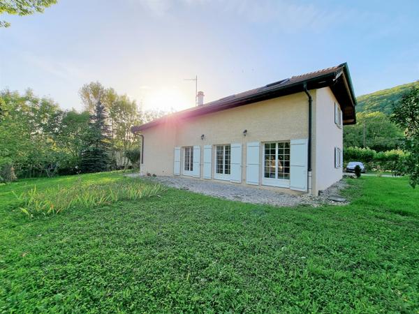 Grilly (01220) MAISON 8 PIECES, 4 CHAMBRES + TERRAIN & ESPACE PROFESSIONNEL – Z.A GRILLY (01220)