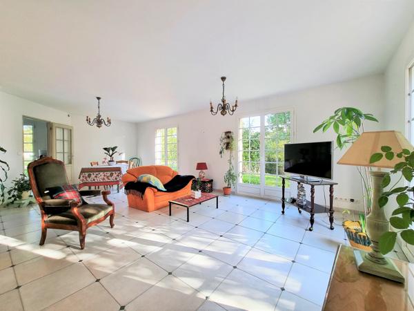 Grilly (01220) MAISON 8 PIECES, 4 CHAMBRES + TERRAIN & ESPACE PROFESSIONNEL – Z.A GRILLY (01220)