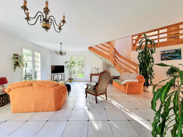 Grilly (01220) MAISON 8 PIECES, 4 CHAMBRES + TERRAIN & ESPACE PROFESSIONNEL – Z.A GRILLY (01220)