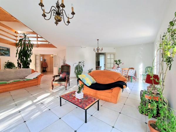 Grilly (01220) MAISON 8 PIECES, 4 CHAMBRES + TERRAIN & ESPACE PROFESSIONNEL – Z.A GRILLY (01220)