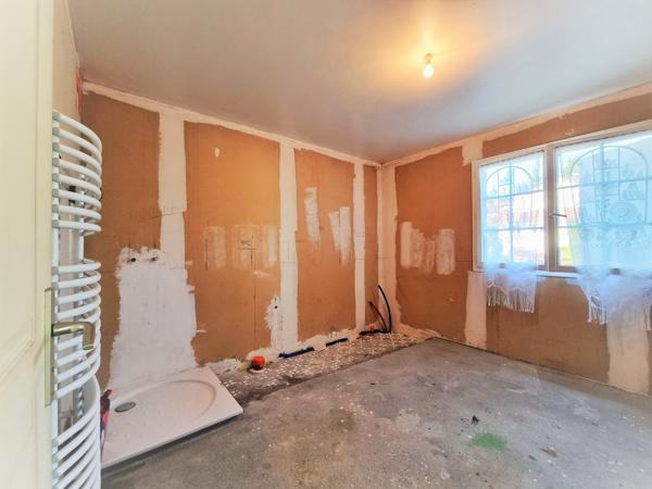 Grilly (01220) MAISON 8 PIECES, 4 CHAMBRES + TERRAIN & ESPACE PROFESSIONNEL – Z.A GRILLY (01220)