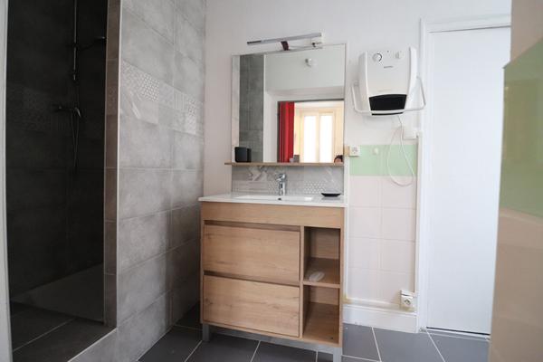 Appartement 1 chambre, avec terrasse, Nevers, proche centre-ville, proche ISAT, 2 heures de Paris