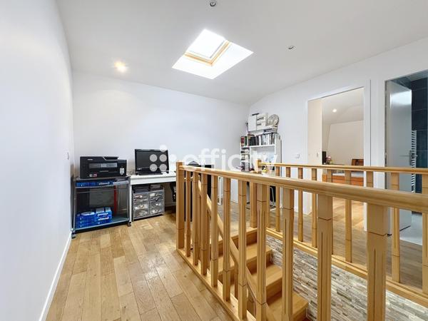 Maison
         6 pièces
        - 143 m² Exclusivité 490 000 € *