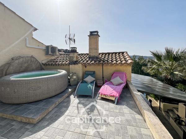 Maison à vendre 6 pièces LE LAVANDOU (83), 4 chambres, vue dégagée et de nombreuses terrasses.