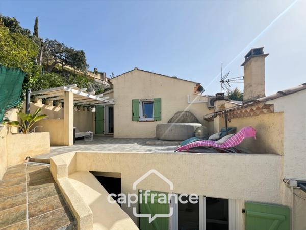 Maison à vendre 6 pièces LE LAVANDOU (83), 4 chambres, vue dégagée et de nombreuses terrasses.