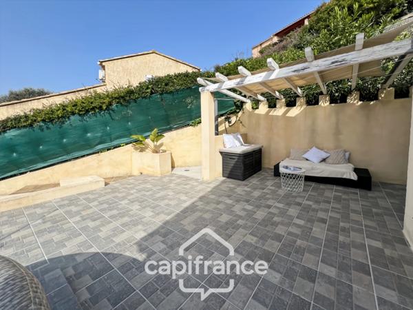 Maison à vendre 6 pièces LE LAVANDOU (83), 4 chambres, vue dégagée et de nombreuses terrasses.