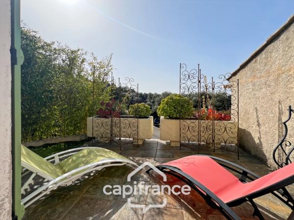 Maison à vendre 6 pièces LE LAVANDOU (83), 4 chambres, vue dégagée et de nombreuses terrasses.
