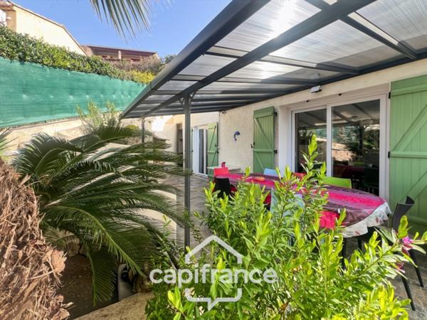 Maison à vendre 6 pièces LE LAVANDOU (83), 4 chambres, vue dégagée et de nombreuses terrasses.