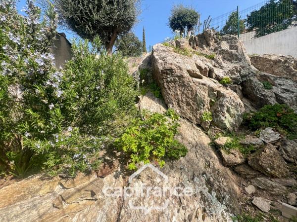 Maison à vendre 6 pièces LE LAVANDOU (83), 4 chambres, vue dégagée et de nombreuses terrasses.