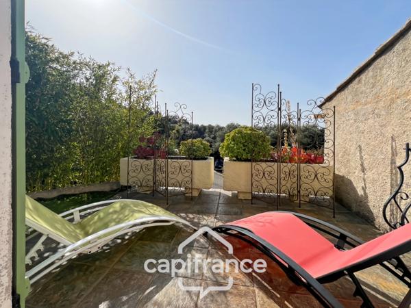 Maison à vendre 6 pièces LE LAVANDOU (83), 4 chambres, vue dégagée et de nombreuses terrasses.