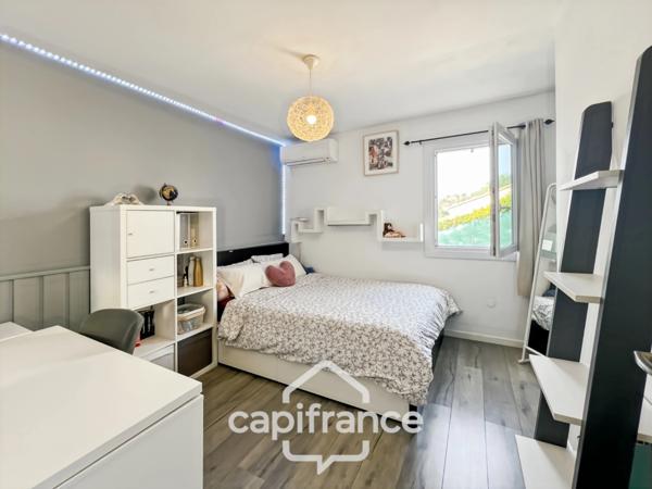 Maison à vendre 6 pièces LE LAVANDOU (83), 4 chambres, vue dégagée et de nombreuses terrasses.