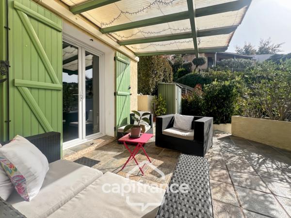 Maison à vendre 6 pièces LE LAVANDOU (83), 4 chambres, vue dégagée et de nombreuses terrasses.