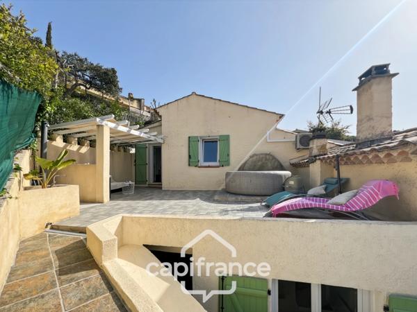 Maison à vendre 6 pièces LE LAVANDOU (83), 4 chambres, vue dégagée et de nombreuses terrasses.