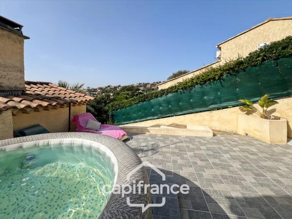 Maison à vendre 6 pièces LE LAVANDOU (83), 4 chambres, vue dégagée et de nombreuses terrasses.