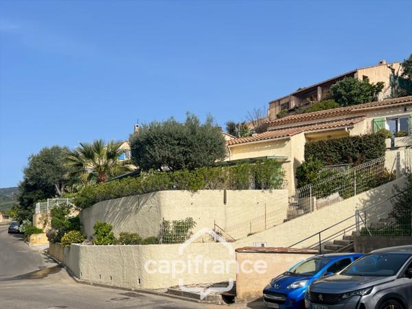 Maison à vendre 6 pièces LE LAVANDOU (83), 4 chambres, vue dégagée et de nombreuses terrasses.