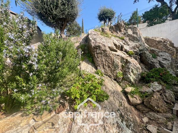 Maison à vendre 6 pièces LE LAVANDOU (83), 4 chambres, vue dégagée et de nombreuses terrasses.