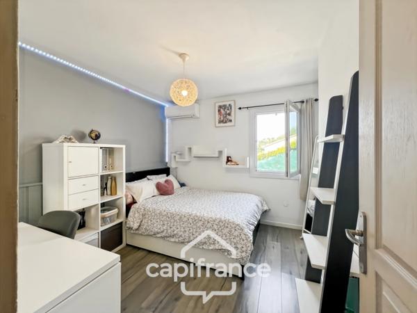 Maison à vendre 6 pièces LE LAVANDOU (83), 4 chambres, vue dégagée et de nombreuses terrasses.