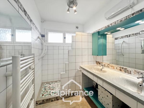 Maison à vendre 6 pièces LE LAVANDOU (83), 4 chambres, vue dégagée et de nombreuses terrasses.