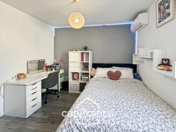 Maison à vendre 6 pièces LE LAVANDOU (83), 4 chambres, vue dégagée et de nombreuses terrasses.