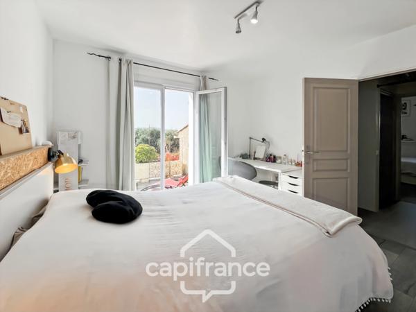 Maison à vendre 6 pièces LE LAVANDOU (83), 4 chambres, vue dégagée et de nombreuses terrasses.
