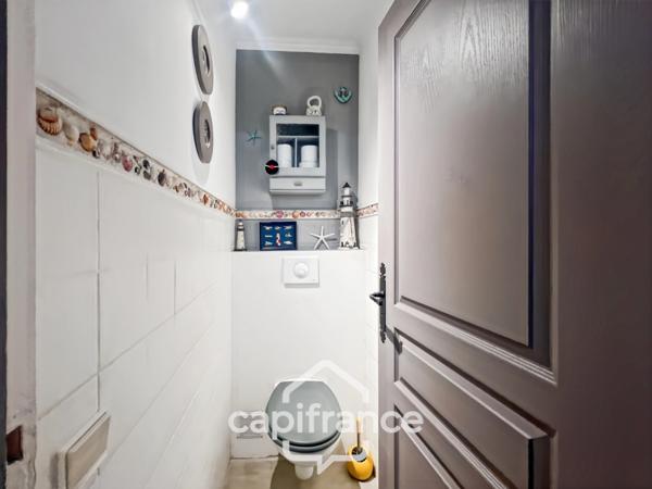 Maison à vendre 6 pièces LE LAVANDOU (83), 4 chambres, vue dégagée et de nombreuses terrasses.