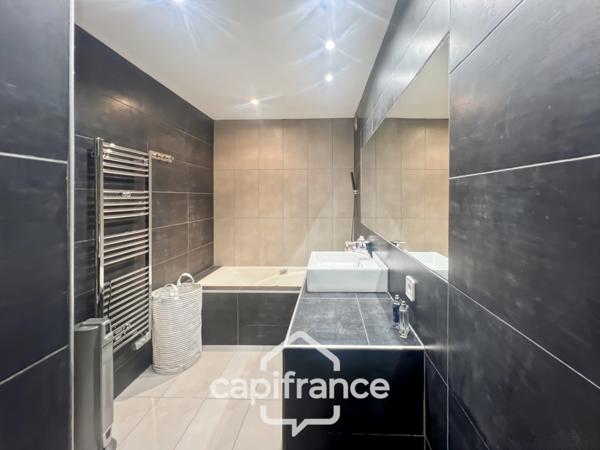 Maison à vendre 6 pièces LE LAVANDOU (83), 4 chambres, vue dégagée et de nombreuses terrasses.