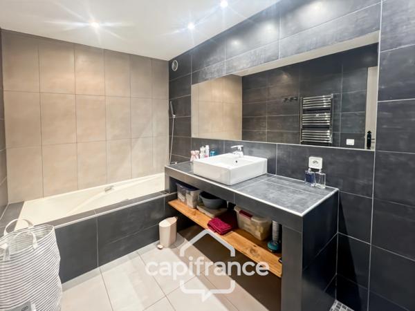 Maison à vendre 6 pièces LE LAVANDOU (83), 4 chambres, vue dégagée et de nombreuses terrasses.