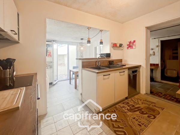 Maison à vendre 6 pièces LE LAVANDOU (83), 4 chambres, vue dégagée et de nombreuses terrasses.