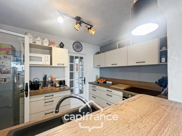 Maison à vendre 6 pièces LE LAVANDOU (83), 4 chambres, vue dégagée et de nombreuses terrasses.
