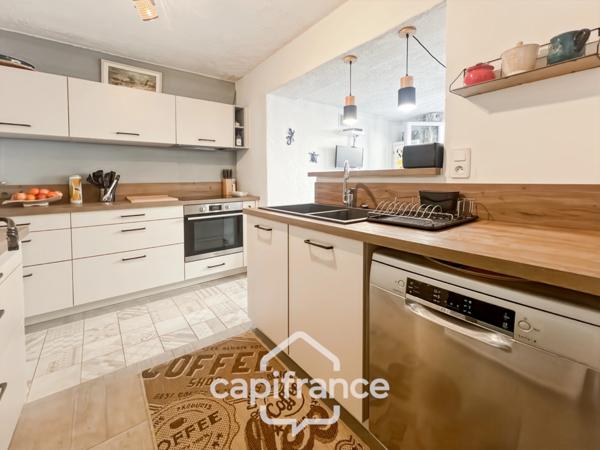 Maison à vendre 6 pièces LE LAVANDOU (83), 4 chambres, vue dégagée et de nombreuses terrasses.