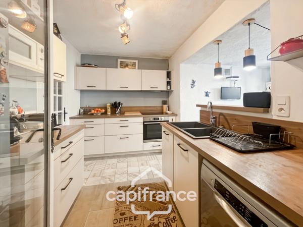 Maison à vendre 6 pièces LE LAVANDOU (83), 4 chambres, vue dégagée et de nombreuses terrasses.