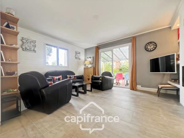 Maison à vendre 6 pièces LE LAVANDOU (83), 4 chambres, vue dégagée et de nombreuses terrasses.