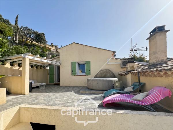 Maison à vendre 6 pièces LE LAVANDOU (83), 4 chambres, vue dégagée et de nombreuses terrasses.