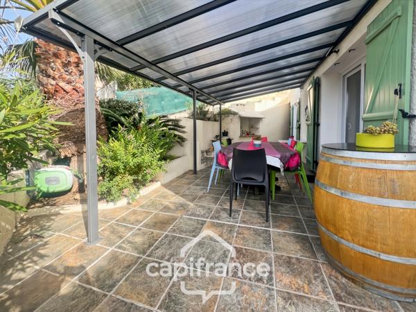 Maison à vendre 6 pièces LE LAVANDOU (83), 4 chambres, vue dégagée et de nombreuses terrasses.